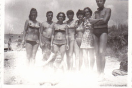 Old Real Original Photo - Naked Men Women In Bikini Posing On The Beach - Ca. 8.5x6 Cm - Personnes Anonymes