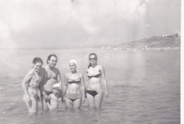 Old Real Original Photo - Naked Man Women In Bikini Little Boy In The Sea - Ca. 8.5x6 Cm - Personnes Anonymes