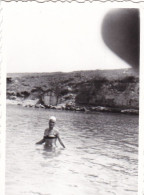Old Real Original Photo - Woman In Bikini In The Sea - Ca. 8.5x6 Cm - Personnes Anonymes