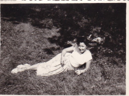 Old Real Original Photo - Woman Lying On The Ground - Ca. 8.5x6 Cm - Anonieme Personen