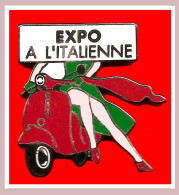 SUPER PIN'S "SCOOTER EXPO A L'ITALIENNE" Dolche Vita, Ballade Sur SOOTER ROUGE Emaillé Grand Feu Base Noire 3X3,3cm - Moto