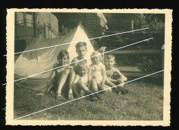 Orig. XL Foto Um 1930 Mädchen & Jungen Sitzen Vor Zelt, Cute Girls & Boys Sitting Together In Front Of The Tent - Personnes Anonymes