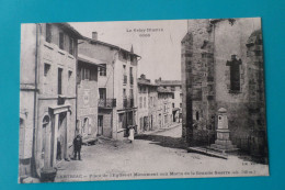 LANTRIAC - Place De L'Eglise Et Monument Aux Morts De La Grande Guerre ( 43 Haute Loire ) - Andere & Zonder Classificatie