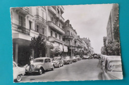 VICHY - La Rue De Paris - Voitures, Auto, Car - Citroen Renault  ( 03 Allier ) - Vichy