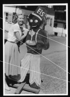 Orig. XL Foto Um 1960 Mädchen Neben Eis Reklame ähnl. Sarotti Moor, Sweet Girl Next Ice Cream Advertisement, Black Man - Anonieme Personen