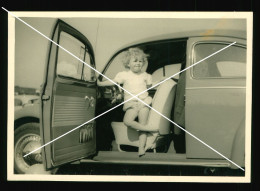 Orig. Foto 50er Jahre Mädchen Pose Im Oldtimer Auto VW Käf, Sweet Little Girl Pose In A Classic Car, VW Beetle ? - Personnes Anonymes