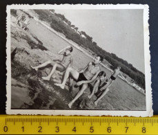 #21  Man On Vacation - On The Beach In A Bathing Suit / Homme En Vacances - Sur La Plage En Maillot De Bain - Personas Anónimos
