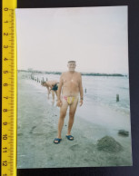 #21   Man On Vacation - On The Beach In A Bathing Suit / Homme En Vacances - Sur La Plage En Maillot De Bain - Personas Anónimos