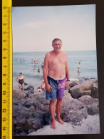 #21   Man On Vacation - On The Beach In A Bathing Suit / Homme En Vacances - Sur La Plage En Maillot De Bain - Personas Anónimos