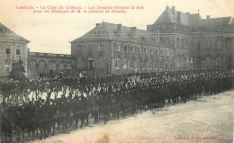 LUNEVILLE  OBSEQUES DE M LE GENERAL BENOIST COUR DU CHATEAU LES DRAGONS FORMANT LA HAIE - Luneville