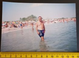 #21   Man On Vacation - On The Beach In A Bathing Suit / Homme En Vacances - Sur La Plage En Maillot De Bain - Personas Anónimos