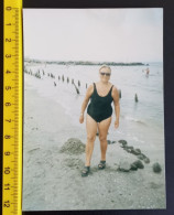 #21 Woman On Vacation - On The Beach In A Bathing Suit / Femme En Vacances - Sur La Plage En Maillot De Bain - Personnes Anonymes