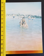 #21 Woman On Vacation - On The Beach In A Bathing Suit / Femme En Vacances - Sur La Plage En Maillot De Bain - Personnes Anonymes