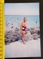 #21 Woman On Vacation - On The Beach In A Bathing Suit / Femme En Vacances - Sur La Plage En Maillot De Bain - Personnes Anonymes