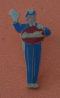 Pin's Coca Cola "1990 The Coca Cola Compagny" Personnage - Policier ? - Coca-Cola