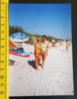 #21 Woman On Vacation - On The Beach In A Bathing Suit / Femme En Vacances - Sur La Plage En Maillot De Bain - Personnes Anonymes