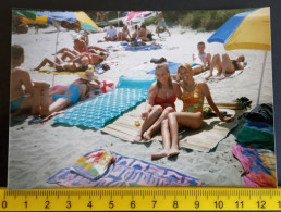 #21 Woman On Vacation - On The Beach In A Bathing Suit / Femme En Vacances - Sur La Plage En Maillot De Bain - Personas Anónimos