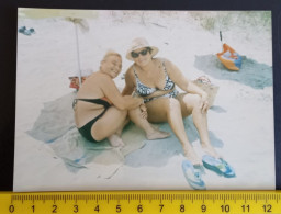 #21 Woman On Vacation - On The Beach In A Bathing Suit / Femme En Vacances - Sur La Plage En Maillot De Bain - Personnes Anonymes