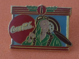 Pin's Coca Cola "1990 The Coca Cola Compagny" Pilote D'avion - Coca-Cola