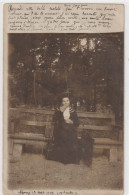 NANCY - Carte-photo - élégante Jeune Femme Assise Sur Un Banc Dans Un Parc - Timbrée 19 09 1903 - Nancy