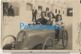 229533 ARGENTINA MAR DEL PLATA COSTUMES FAMILY IN RARE AUTOMOBILE YEAR 1946 DAMAGED PHOTO NO POSTAL POSTCARD - Argentinië