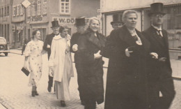 AK Foto Damen In Kleidern Und Herren Mit Zylinder - Ca. 1930/50 (69635) - Andere & Zonder Classificatie