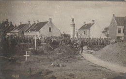 AK Foto Deutsche Soldaten Bei Begräbnis - Trauerfeier Soldatenfriedhof Gräber - 1915 (69640) - Guerre 1914-18