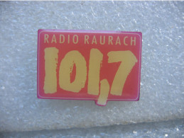 Pin's Fréquence De Radio RAURACH (101,7Mhz) - Medias