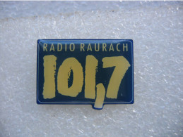 Pin's Fréquence De Radio RAURACH (101,7Mhz) - Médias