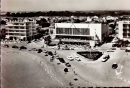 LE CANET-PLAGE  ( PYRENEES ORIENTALES ) EN AVION AU-DESSUS DE  . .  . LE CASINO  ( LEGER PLI EN BAS,A GAUCHE ) - Canet Plage