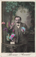 P3-Bonne Année- Homme  Portrait D Un Homme Avec Des Moustache  Avec  Cadeaux Et Bouquet De Fleurs - New Year