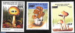 Benin 2000 Mushrooms, Set Of 3 Stamps, Overprint, Mint NH, Nature - Mushrooms - Unused Stamps