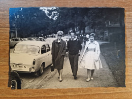 19556.  Fotografia D'epoca Uomo Con Donne Eleganti Car Volkswagen 1500  Stoccolma 1963 - 10x7 - Coches