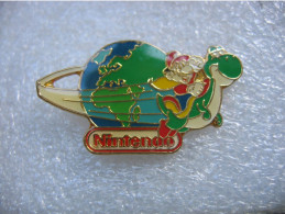 Pin's Du Club Nintendo Avec Mario Qui Fait Le Tour Du Monde - Otros & Sin Clasificación