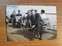 19559.  Fotografia D'epoca Uomo Che Dorme Su Traghetto Danimarca Svezia 1963  - 10x7 - Bateaux