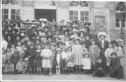 Carte Photo D'un Groupe De Personnes Devant Un Théâtre - To Identify