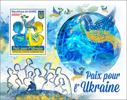 Guinea, Republic 2022 Peace For Ukraine, Mint NH, History - Nature - Various - Peace - Globes - Pigeons - Geographie