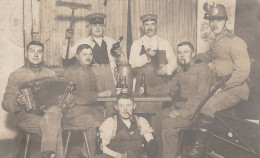 AK Foto Gruppe Deutsche Soldaten Auf Der Stube - Schuhputz Säbel Ziehharmonika Bierflaschen - 1913 (69641) - Weltkrieg 1914-18