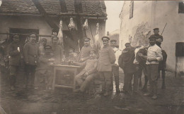 AK Foto Deutsche Soldaten In Schlachterei - Kuh Mikroskop - 1. WK (69643) - Guerra 1914-18