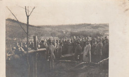 AK Foto Deutsche Soldaten Bei Beerdigung - Frankreich - Soldatenfriedhof - 1. WK (69644) - Guerre 1914-18