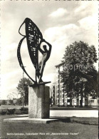 72114522 Spandau Falkenseer Platz Mit Netzwerfender Fischer Skulptur Spandau - Autres & Non Classés