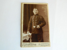 ANVERS +MILITARIA: PETITE PHOTO SUR CARTON D'UN MILITAIRE FAIT CHEZ  J.VAN DER HEYDEN  GEUZENSTRAAT 31 - Antwerpen