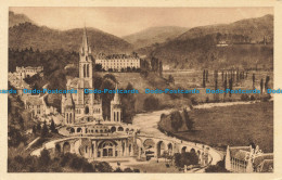 R635987 Lourdes. Vue Plongeante Sur La Basilique Et La Vallee Du Gave. Pyrenees - Monde