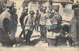 R132141 La Grande Guerre 1914. Officiers Francais Interrogeant Un Prisonnier All - Monde