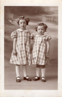 Carte Photo De Deux Petite Filles élégante Posant Dans Un Studio Photo - Personnes Anonymes