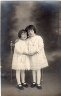 Carte Photo De Deux Petite Filles élégante Posant Dans Un Studio Photo - Personnes Anonymes