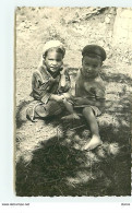 Carte-Photo - Deux Enfants Assis Dans L'herbe - Other & Unclassified