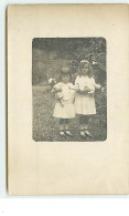 Carte-Photo - Deux Fillettes Tenant Chacune Une Poupée - Portretten