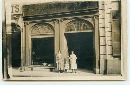 Carte-Photo - Deux Femmes Et Une Fillette Devant Une Magasin - Art Nouveau - Winkels