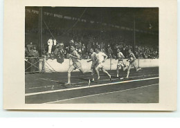 Carte-Photo - Athlétisme - Championnat De France 1928 Ou JO De 1924 à Colombes - Groupe De Coureurs Devant Les Tribunes - Athletics